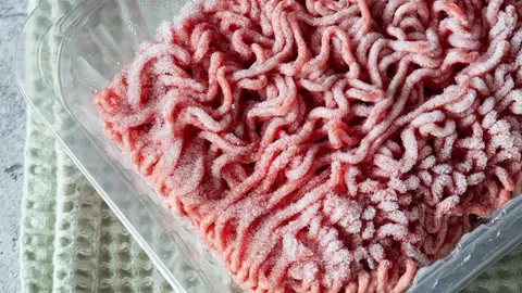 Svježe mljeveno meso u plastičnom pakiranju s tragovima mraza