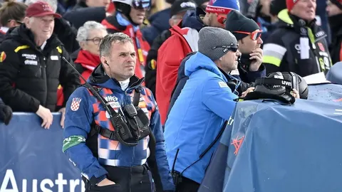 Vedran Pavlek u skijaškoj jakni s radio stanicom na skijalištu