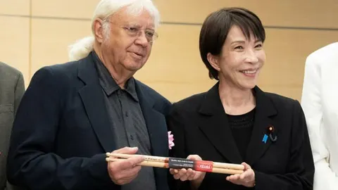 Sanae Takaichi i Ian Paice drže bubnjarske palice