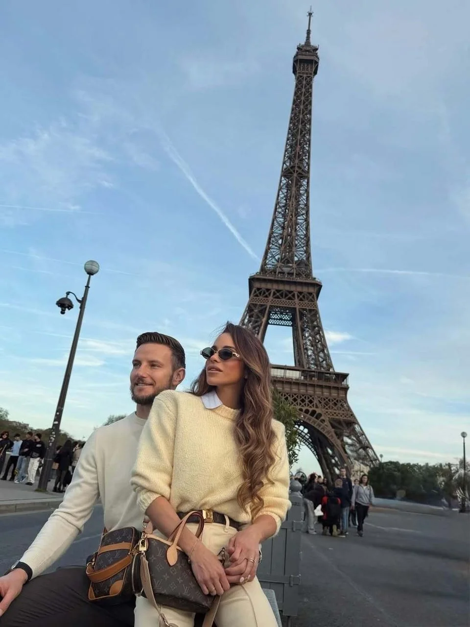 Raquel i Ivan Rakitić sjede na otvorenom s Eiffelovim tornjem u pozadini.