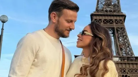 Ivan Rakitić i supruga Raquel gledaju se ispred Eiffelovog tornja u Parizu.