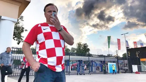 Mark Bosnich u hrvatskom dresu ispred stadiona