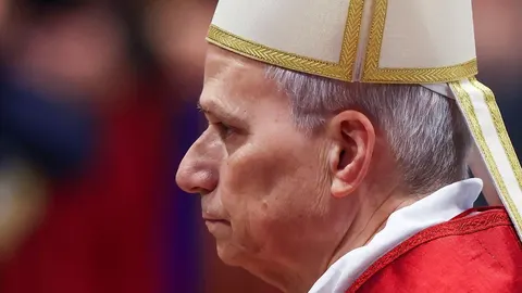 Profil Pape Lava XIV. u crvenoj odjeći s bijelom mitrom na glavi.