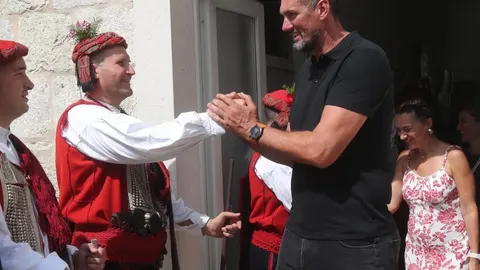 Bruno Šundov se rukuje s muškarcem u tradicionalnoj alkarskoj narodnoj nošnji.