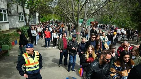 Veliki red građana ispred zgrade tijekom izbornog dana u Mađarskoj.