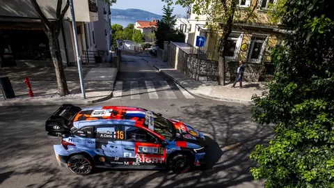 Plavo-crveni Hyundai reli automobil na zagrebačkim ulicama tijekom WRC utrke.