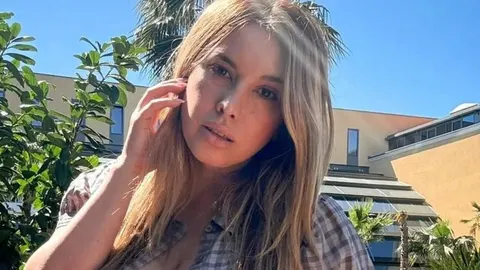 Nives Celzijus pozira na suncu u kariranoj haljini