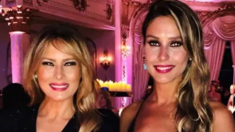 Melania Trump i njezina bivša prijateljica A. Ungaro nasmiješene u svečanoj dvorani