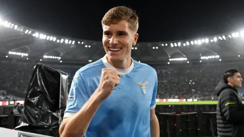 Toma Bašić u nebeskoplavom dresu Lazija slavi pobjedu na stadionu.