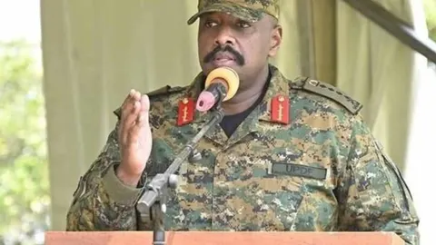 General Muhoozi Kainerugaba u vojnoj uniformi govori za govornicom.