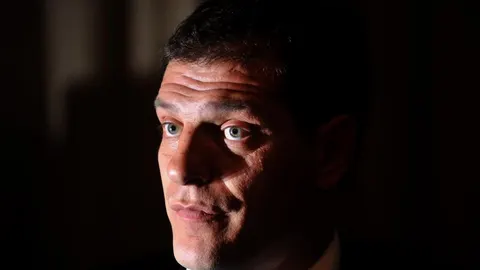 Krupni kadar lica Slavena Bilića dok zamišljeno gleda u stranu.