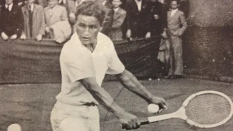 Franjo Punčec tijekom teniskog meča s drvenim reketom u rukama.