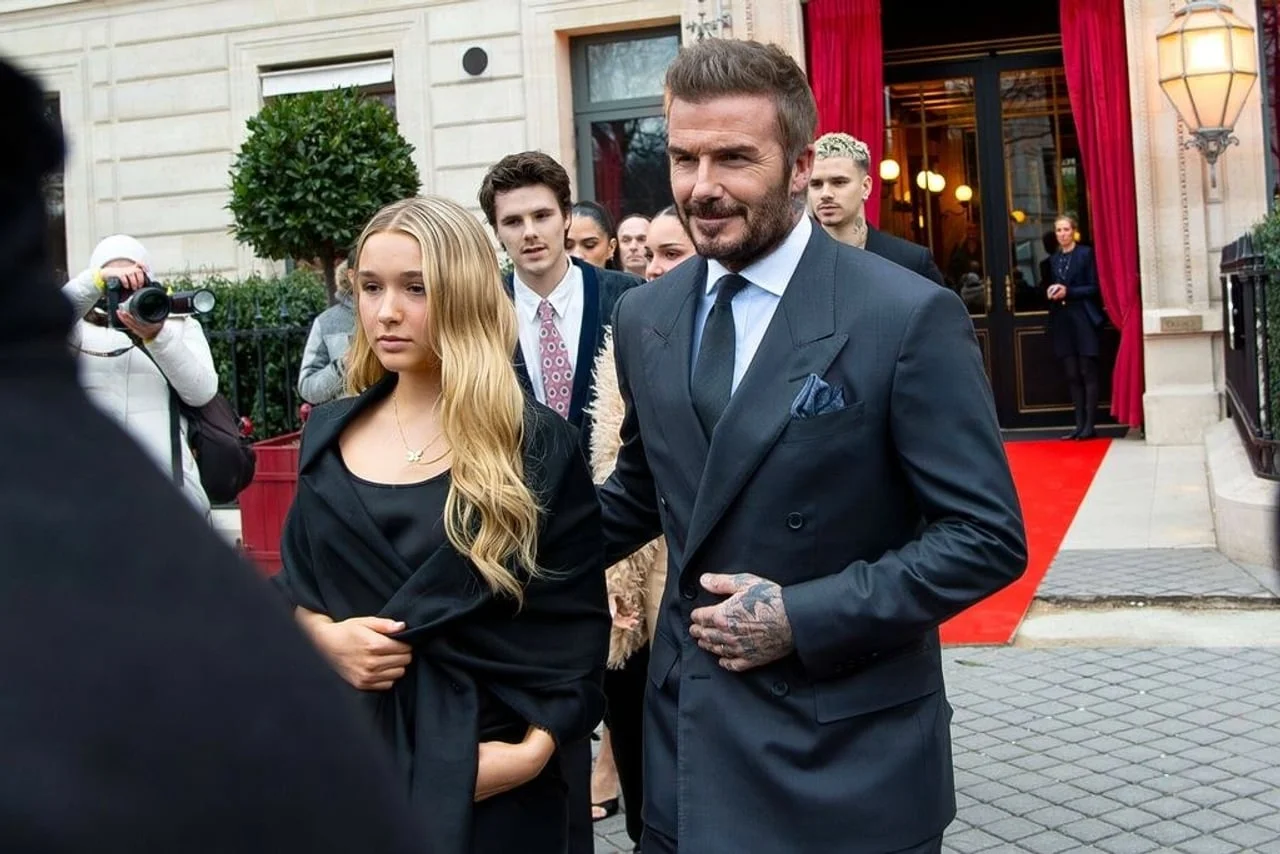 David Beckham i Harper Seven hodaju ispred zgrade na crvenom tepihu