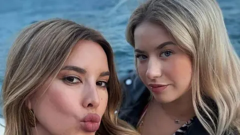 Nives Celzijus i kćer Taisha Drpić poziraju zajedno na otvorenom.