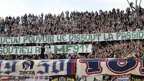 Navijači Torcide na sjevernoj tribini Poljuda drže transparente podrške francuskoj grupi.