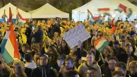 Velika skupina ljudi s mađarskim zastavama slavi na ulicama Budimpešte.