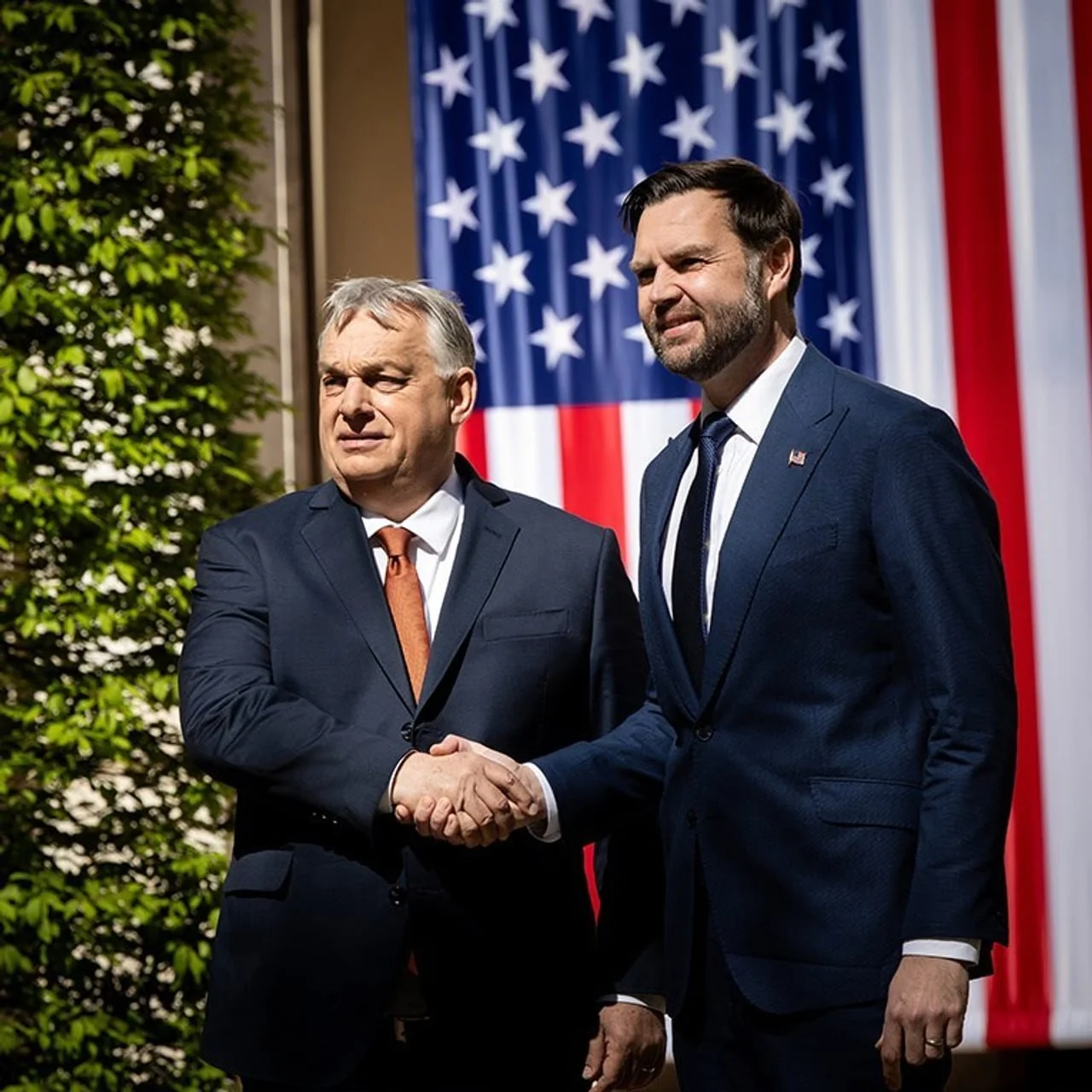 Viktor Orban i J.D. Vance rukuju se ispred američke zastave