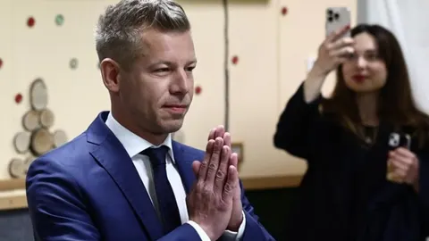 Peter Magyar s dlanovima sklopljenim u znak pozdrava ili zahvalnosti