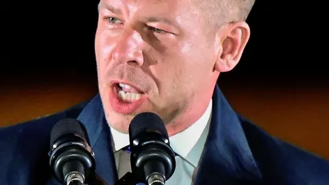 Peter Magyar govori pred mikrofonima tijekom političkog skupa.