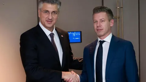 Andrej Plenković i Péter Magyar rukuju se u službenom odijelu