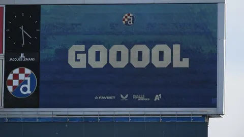 Semafor na stadionu Maksimir s natpisom GOOOOL i grbom GNK Dinamo.