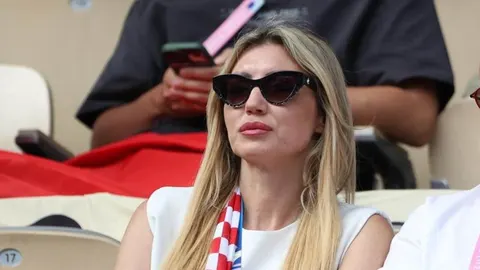 Blanka Mateša s tamnim sunčanim naočalama sjedi na tribini