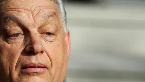 Krupni kadar lica Viktora Orbana s ozbiljnim izrazom