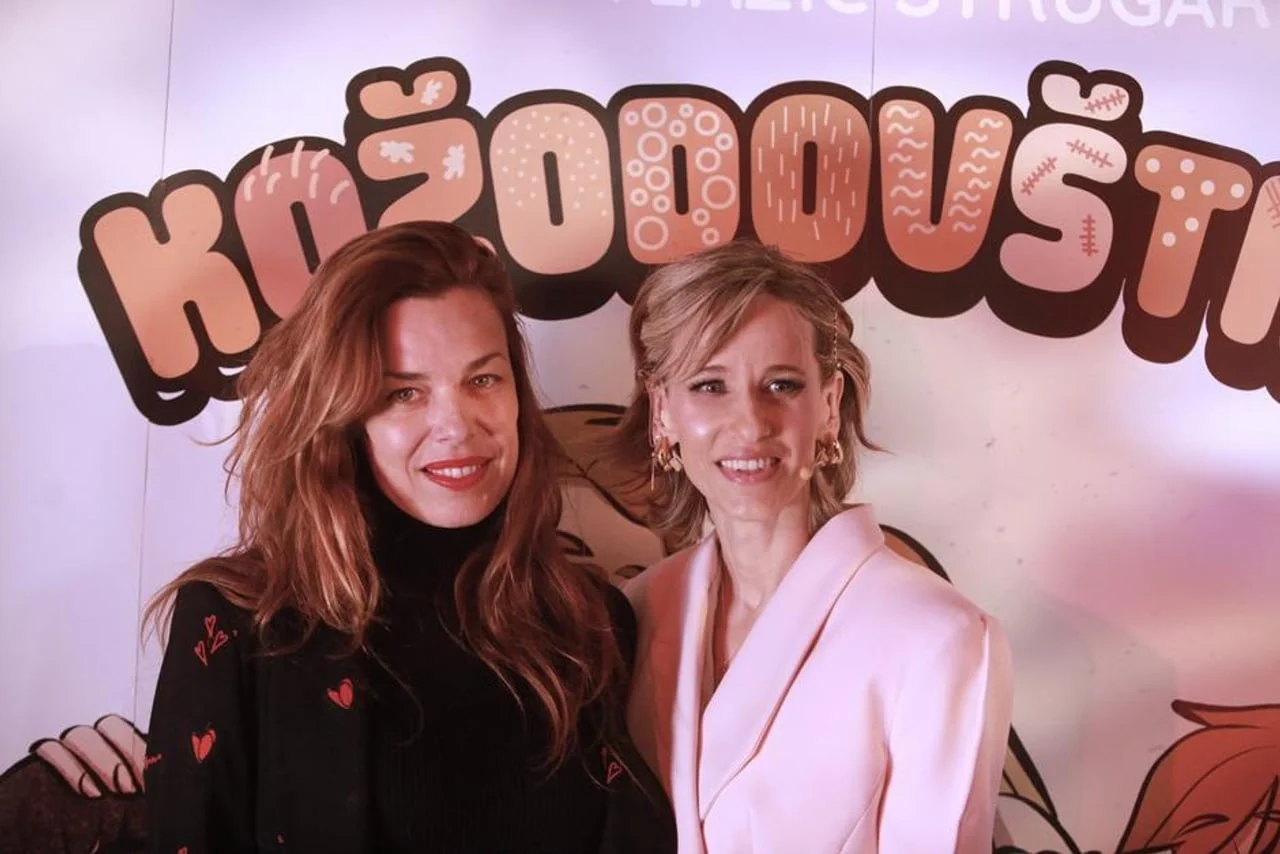 Katarina Radivojević i kolegica poziraju ispred promotivnog plakata