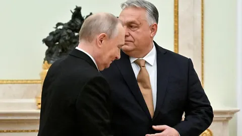 Viktor Orban i Vladimir Putin razgovaraju u službenoj prostoriji.
