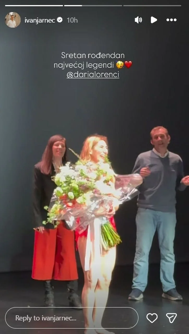 Glumica s kolegama na kazališnim daskama drži cvijeće