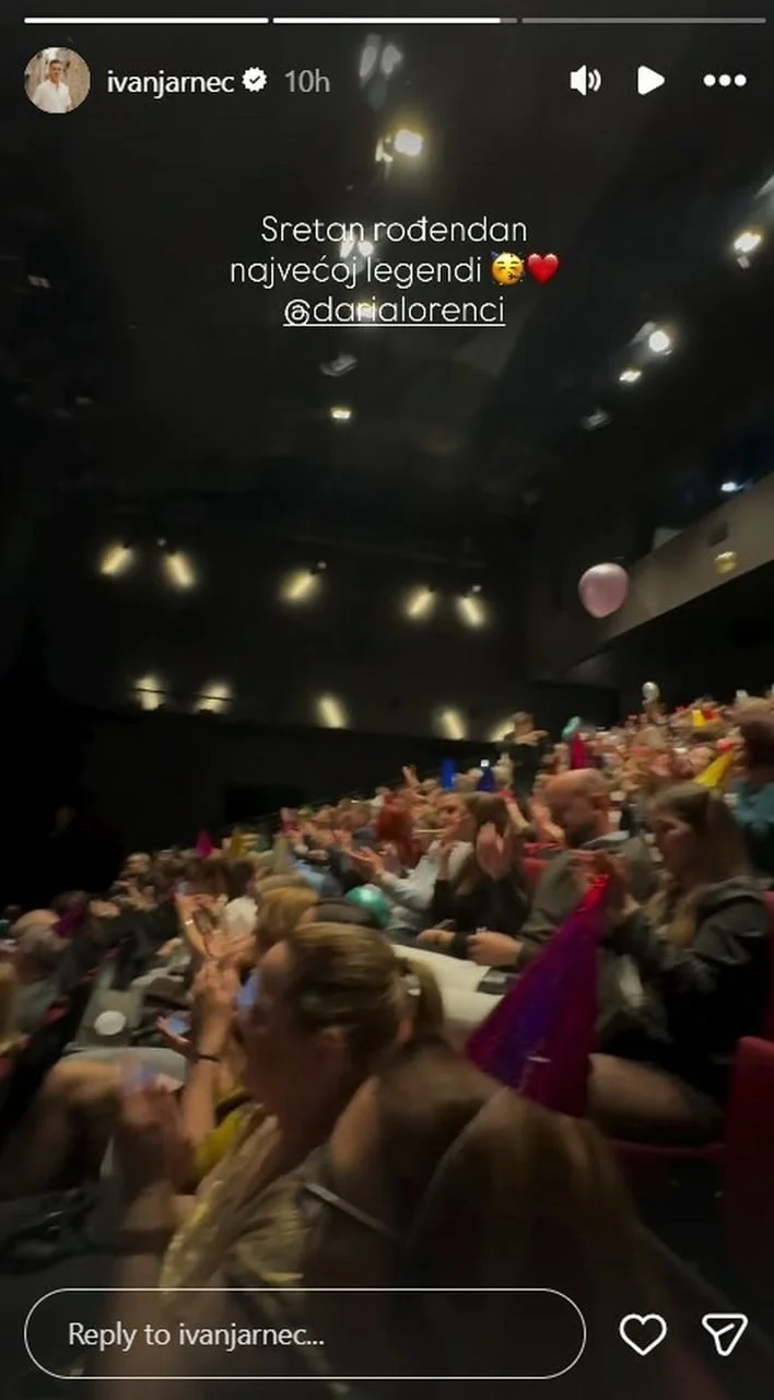 Brojna publika u kazališnoj dvorani plješće i slavi