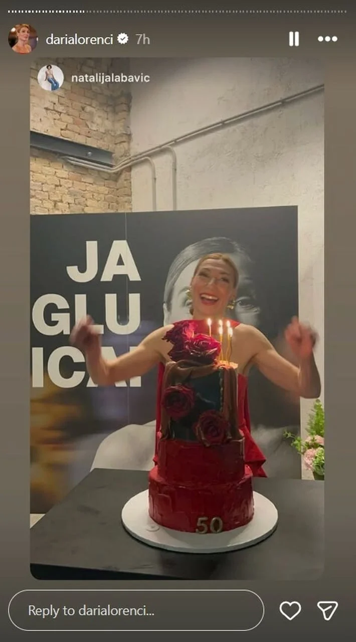 Daria Lorenci Flatz uz veliku crvenu rođendansku tortu s brojem 50