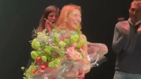 Daria Lorenci Flatz prima veliki buket cvijeća na pozornici kazališta