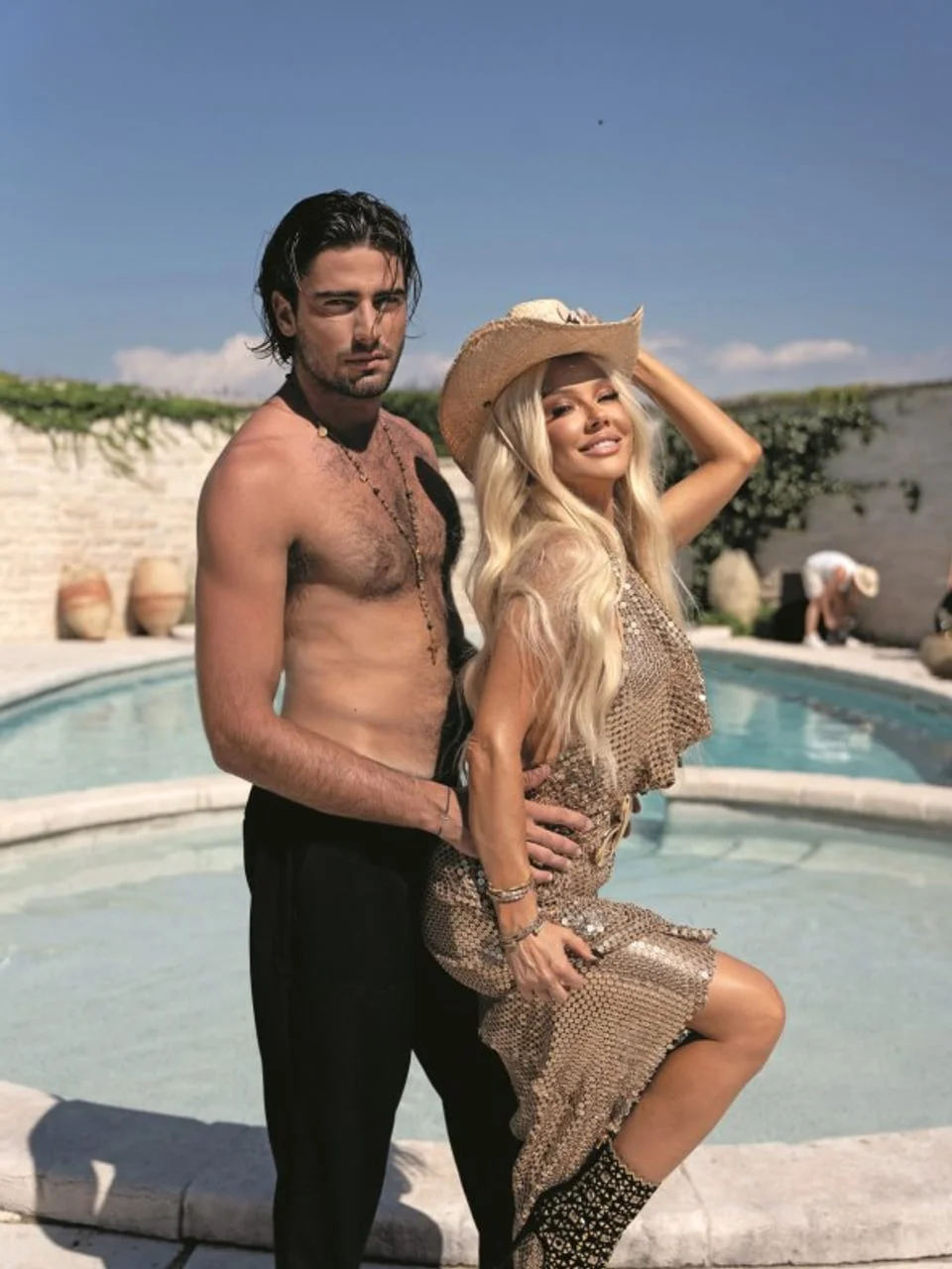 Maja Šuput u zlatnoj haljini s kaubojskim šeširom i Šime Elez pored bazena.