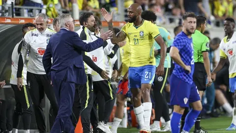 Carlo Ancelotti u razgovoru s brazilskim reprezentativcem na rubu terena.