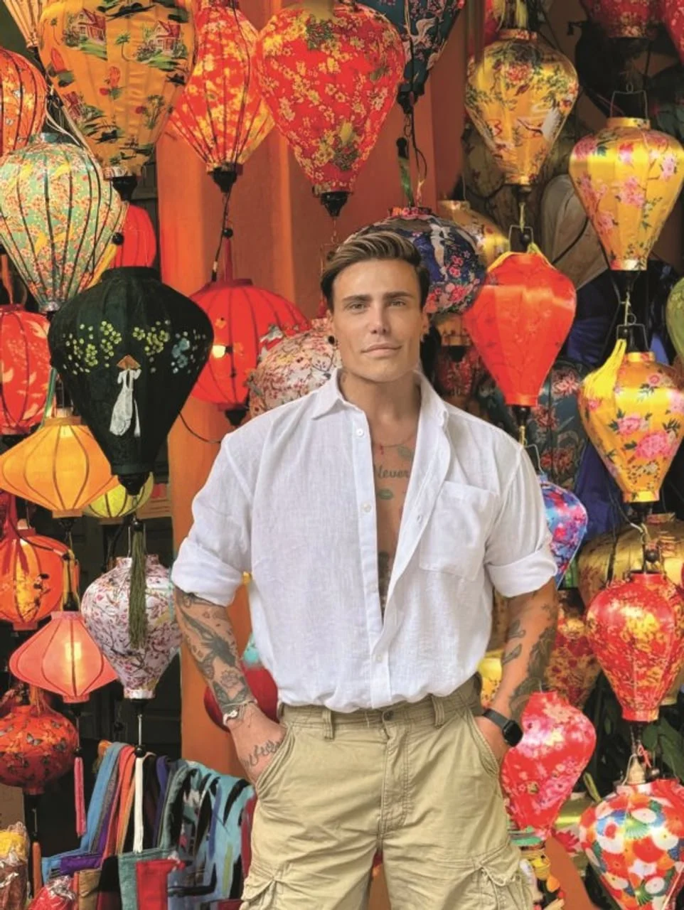 Neven Ciganović ispred šarenih azijskih lampiona