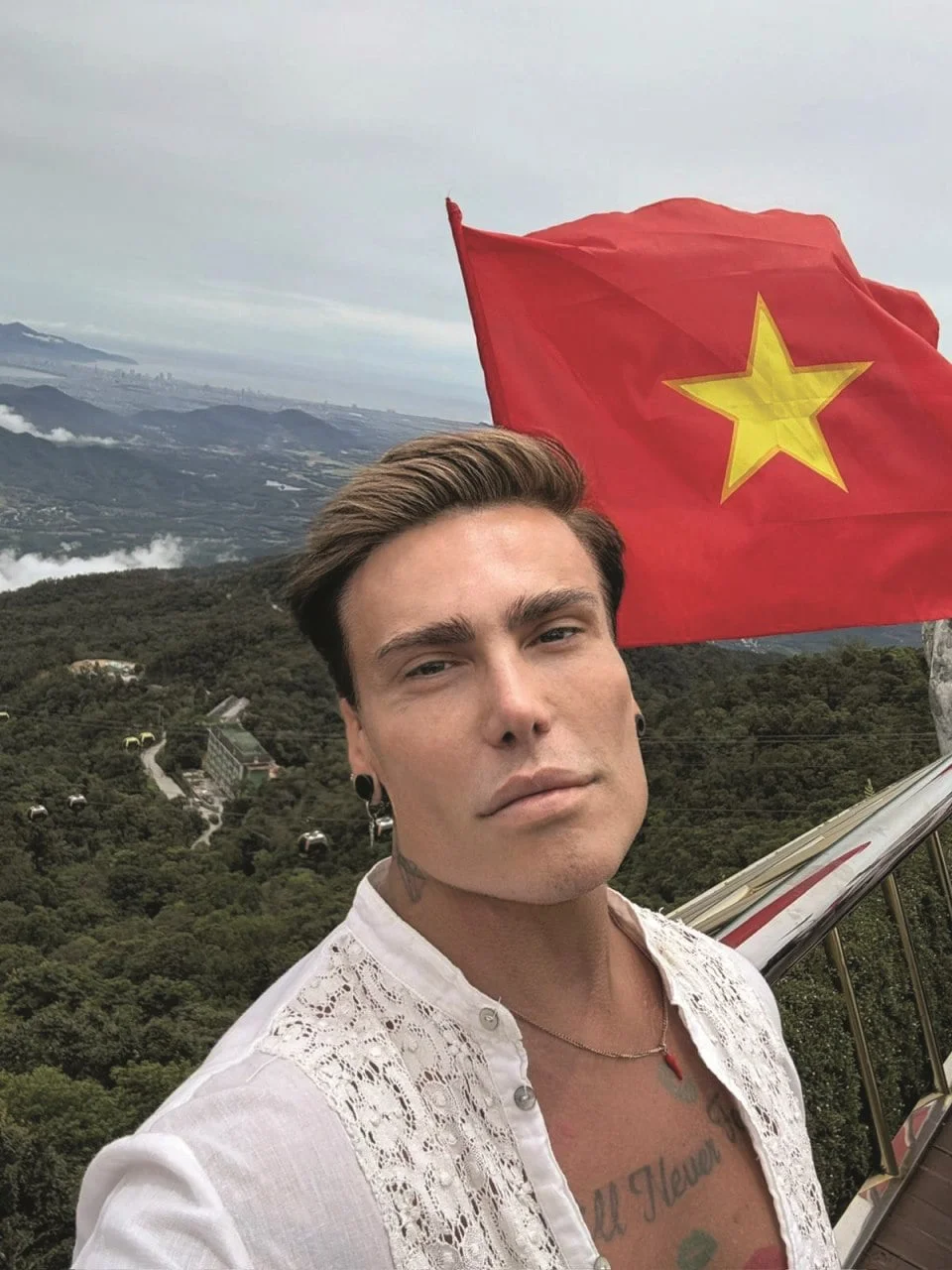 Selfie Nevena Ciganovića s planinskim krajolikom i zastavom u pozadini