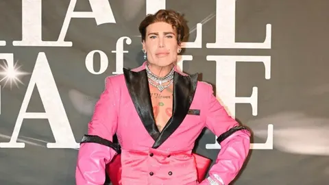 Neven Ciganović u ružičastom odijelu na crvenom tepihu