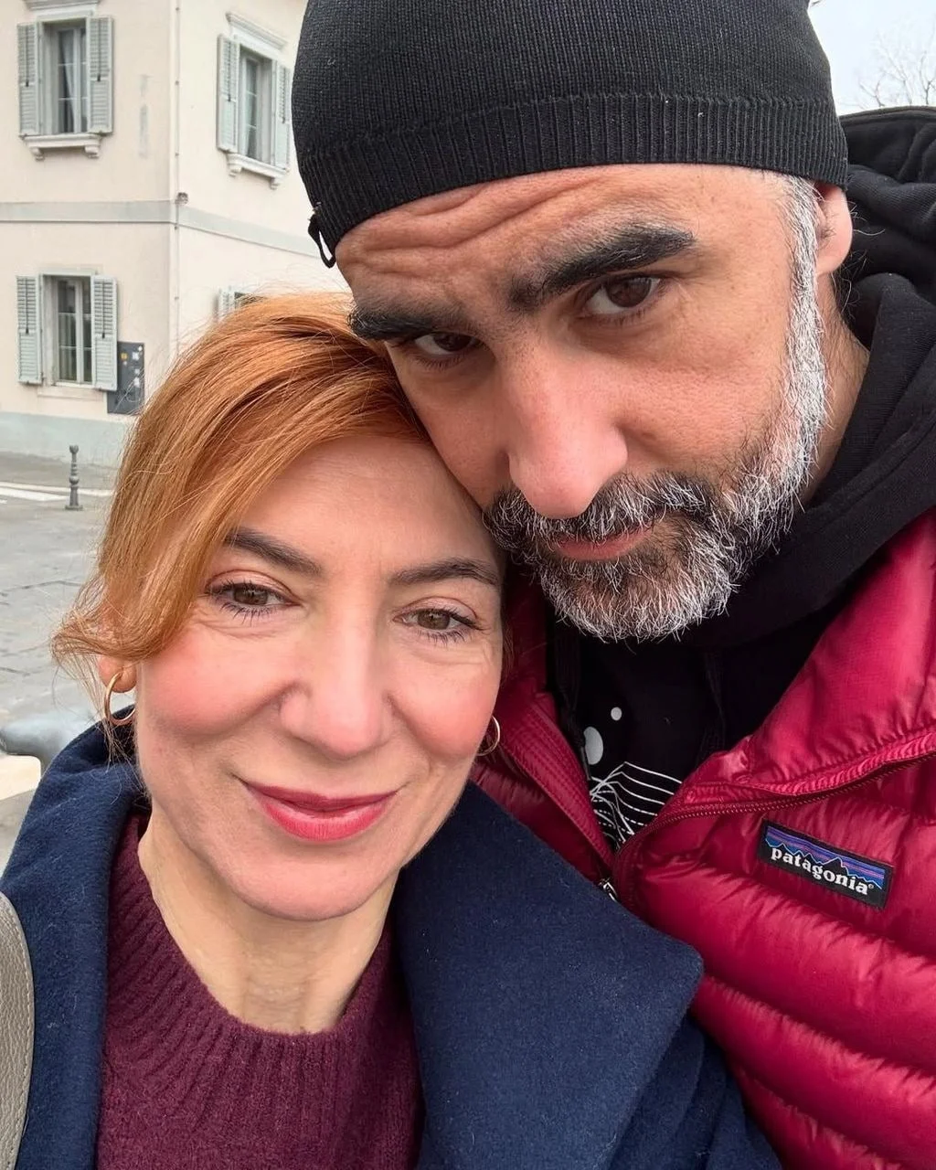 Izbliza portret Darije Lorenci Flatz i njenog supruga Emila na otvorenom.