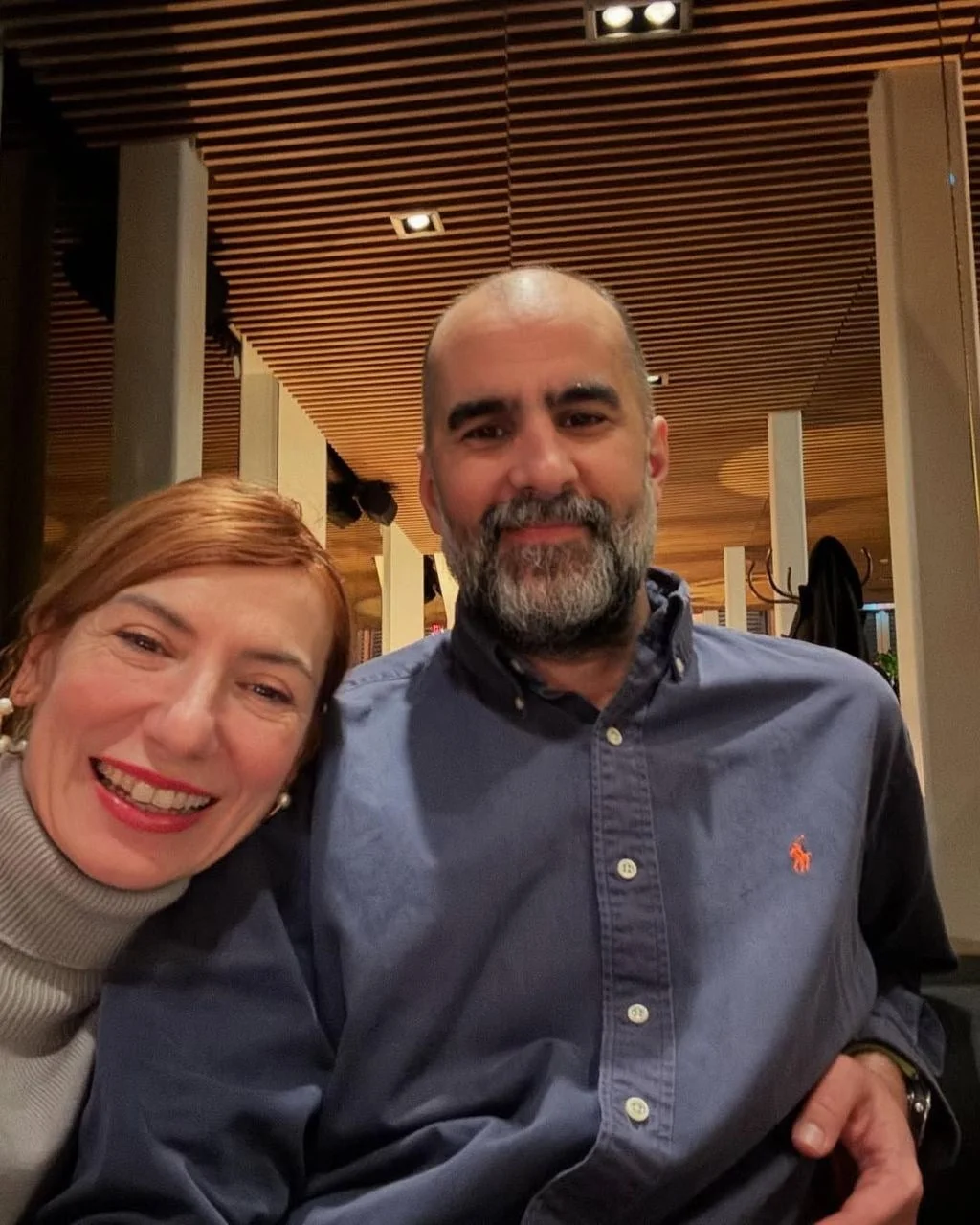 Daria Lorenci Flatz naslonjena na rame supruga Emila u restoranu.