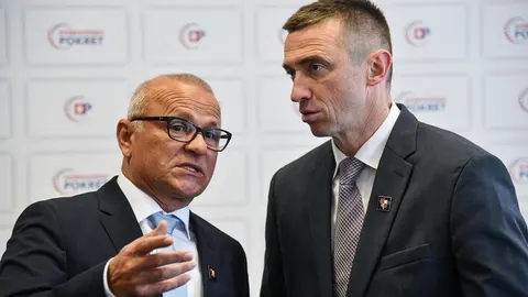 Ivan Penava i Stipo Mlinarić iz Domovinskog pokreta razgovaraju ispred stranačkog logotipa.