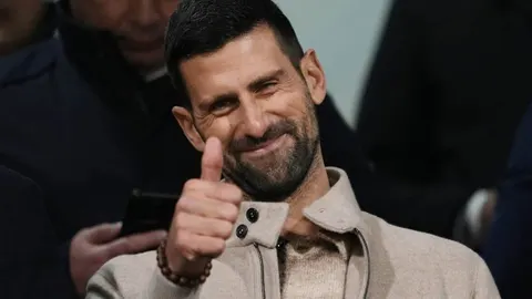 Novak Đoković se smiješi uz podignuti palac u znak odobravanja