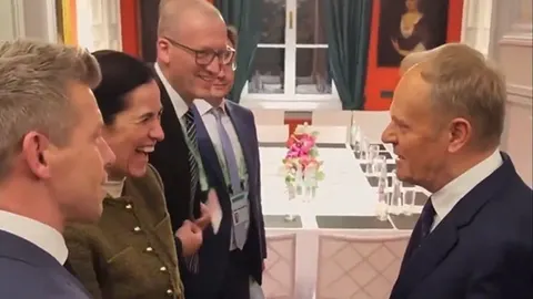 Anita Orbán u razgovoru s diplomatima u svečanoj dvorani.