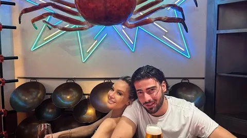 Maja Šuput i Šime Elez poziraju u restoranu s neonima i dekoracijom raka