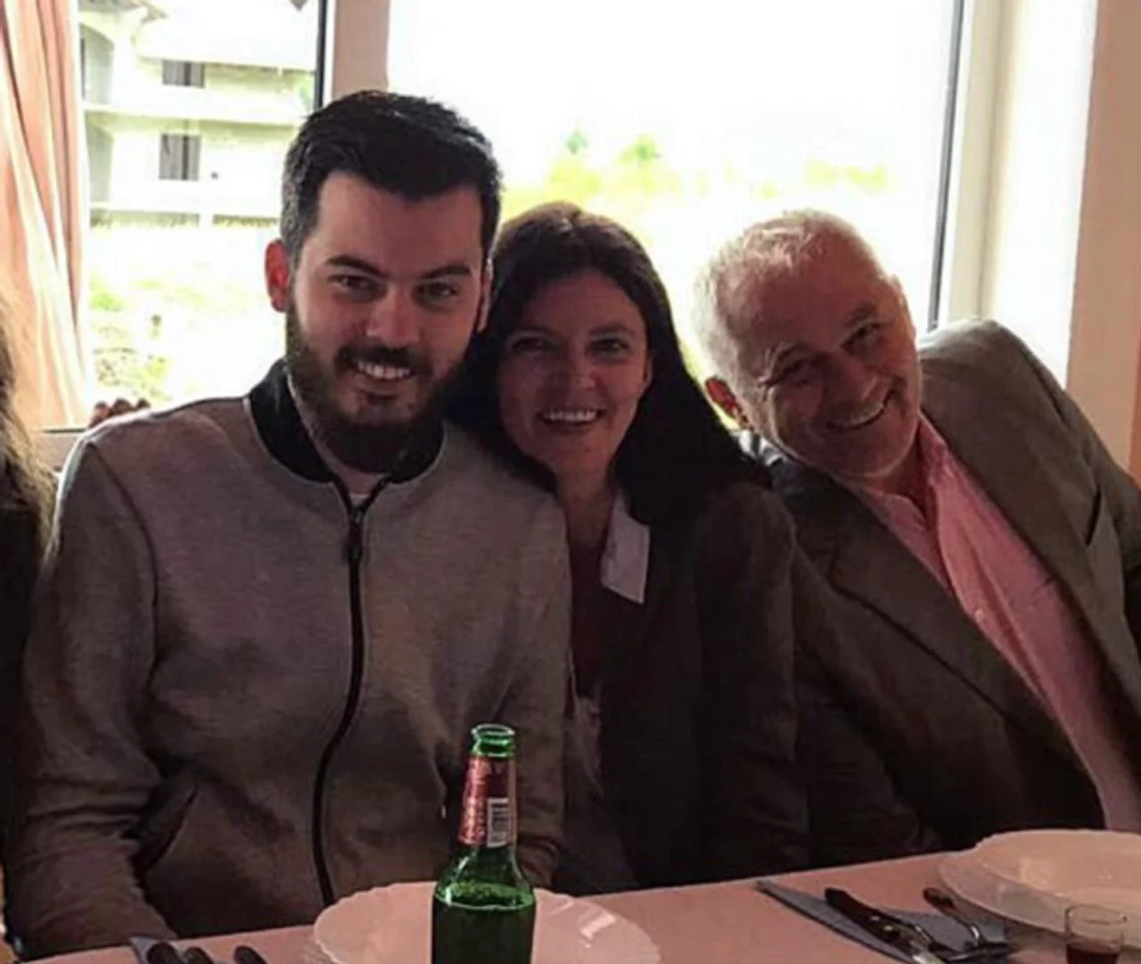 Mate Rimac i Ivan Rimac nasmijani sjede za stolom u restoranu