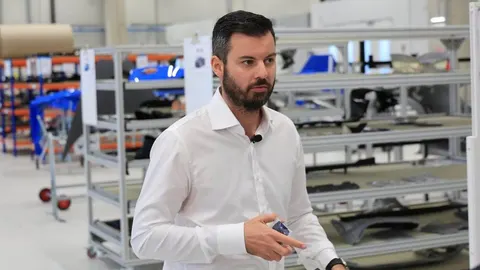 Mate Rimac u bijeloj košulji stoji u tvorničkom pogonu