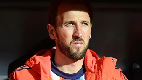 Harry Kane u krupnom planu s ozbiljnim izrazom lica na sunčevoj svjetlosti.
