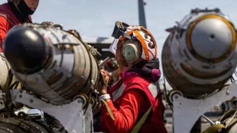 Američki nosač aviona Gerald R. Ford na otvorenom moru pod sivim nebom.