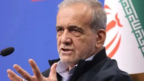 Iranski predsjednik Masoud Pezeshkian govori ispred iranske zastave