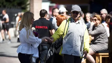 Mila Elegović i Ivan Balić Cobra rukuju se na otvorenom usred gužve.